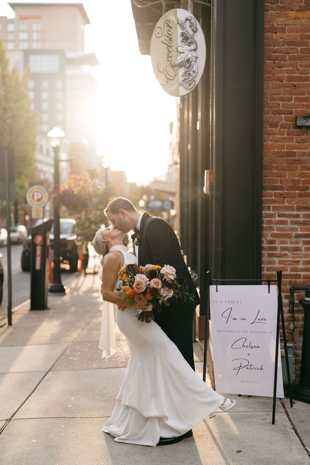 bride and groom on the street kissing